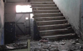 Подъезд в заброшенном здании. Фото Артёма Веряскина