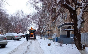 Расчистка тротуара. Фото telegram-канала Павла Исакова
