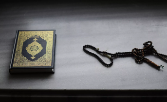 Коран и четки. Архивное фото Рамиля Ситдиков / РИА Новости