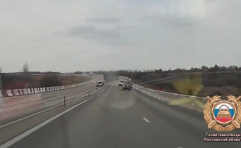 Момент столкновения. Скриншот видео пресс-службы Госавтоинспекции Ростовской области