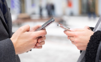 Люди со смартфонами. Фото предоставлено ПАО «МегаФон»