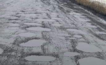 Разбитая дорога. Фото donnews.ru