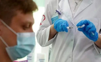 Врач со шприцем. Фото Дмитрия Коротаева, «Известия»