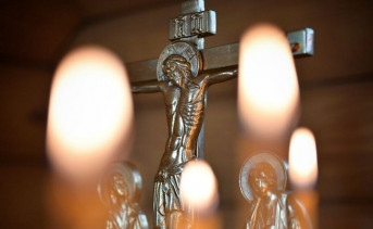 Крест и свечи. Фото иерея Бориса Гущина