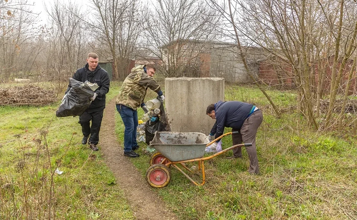 Субботник в Таганроге. Фото мах-канала Светланы Камбуловой
