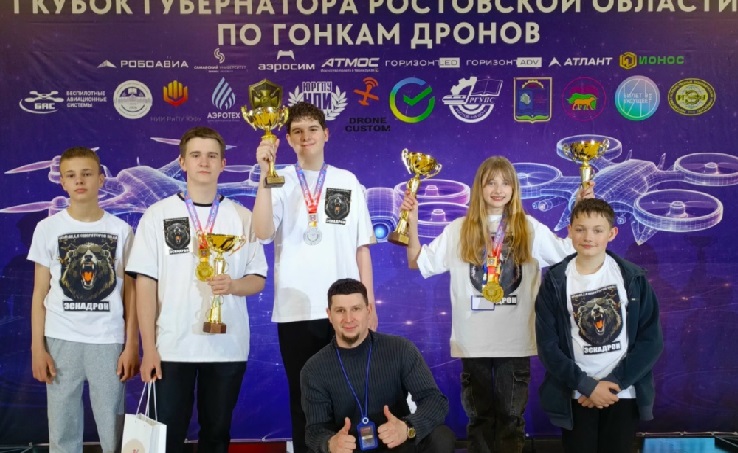 Участники гонок дронов. Фото с официальной страницы Вконтакте клуба «Эскадрон»