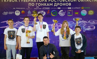 Участники гонок дронов. Фото с официальной страницы Вконтакте клуба «Эскадрон»