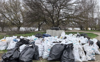 Собранный мусор на машинном пляже. Фото пресс-службы администрации Азова