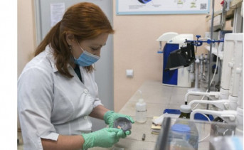 Научный сотрудник в лаборатории. Фото для иллюстрации пресс-службы ЮФУ