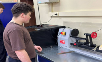 Ученик у токарного станка. Фото telegram-канала Павла Исакова