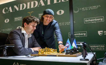 Первый ход Давида Луиса на доске Андрея Есипенко. Фото Михаила Валуша, ФИДЕ