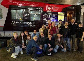 Труппа Таганрогского театра Чехова у вагона «Театрального поезда». Фото пресс-службы театра