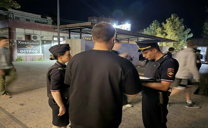 Профилактический рейд. Фото пресс-службы МУ МВД России «Новочеркасское»