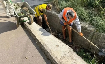 Чистка ливнёвок в Таганроге. Фото канала Егора Долматова