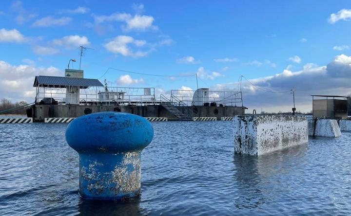 Вода в порту Азов. Фото Никита Юдин