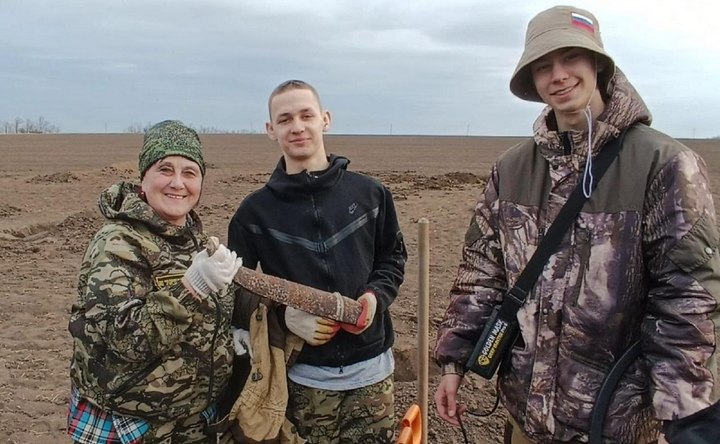 С находкой времён Великой Отечественной войны. Фото пресс–службы администрации Азовского района