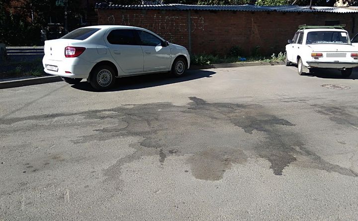 Залитый нечистотами асфальт на Красногоровской. Фото ruffnews.ru