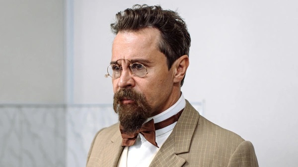 Павел Деревянко в роли Чехова. Фото пресс-службы СТС