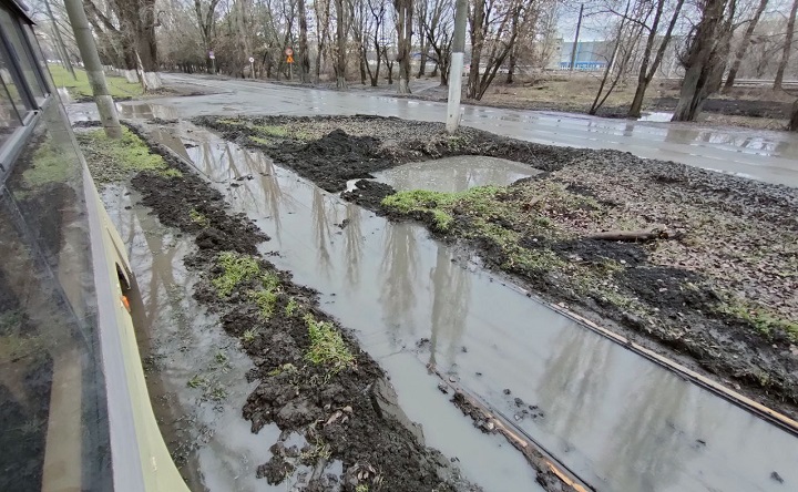 Затопленные рельсы. Фото vk.com/novochtram