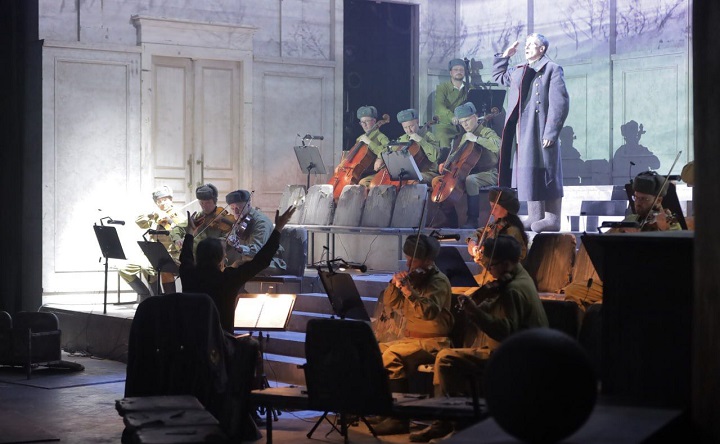 Сцена из спектакля «Живые и мёртвые. Солдатами не рождаются». Фото министерства региональной политики и массовых коммуникаций Ростовской области