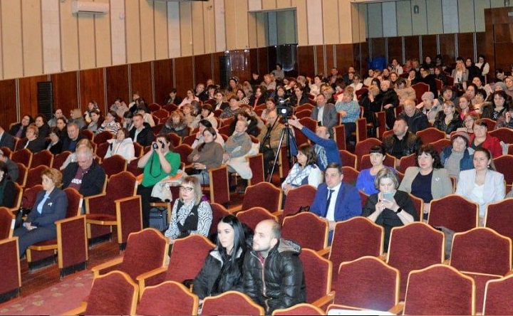 Белокалитвинцы, слушающие отчёт. Фото министерства региональной политики и массовых коммуникаций