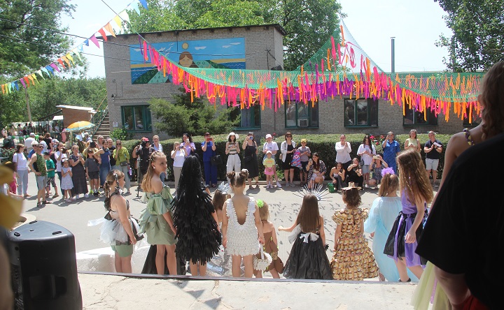 Участники праздника. Фото пресс-службы компании «ЭКОГРАД-Н»