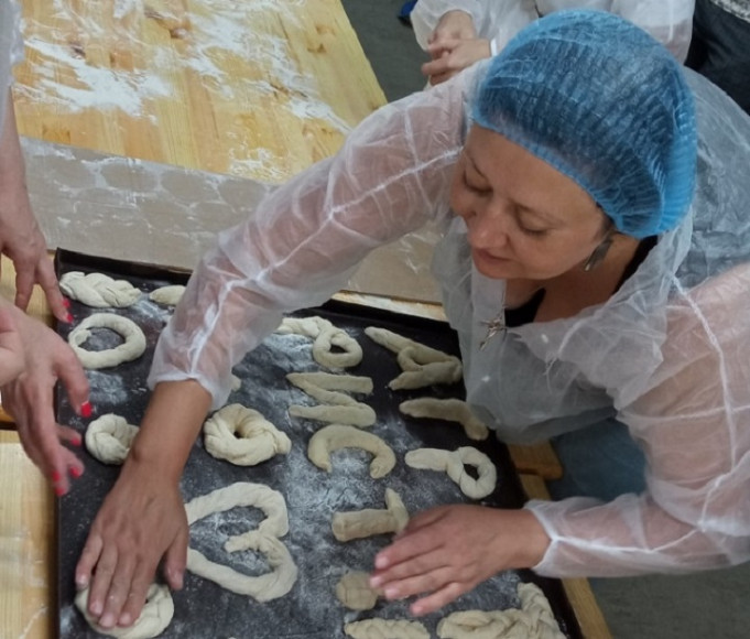 Участница игры занимается изготовлением булочки. Фото biohutor.ru