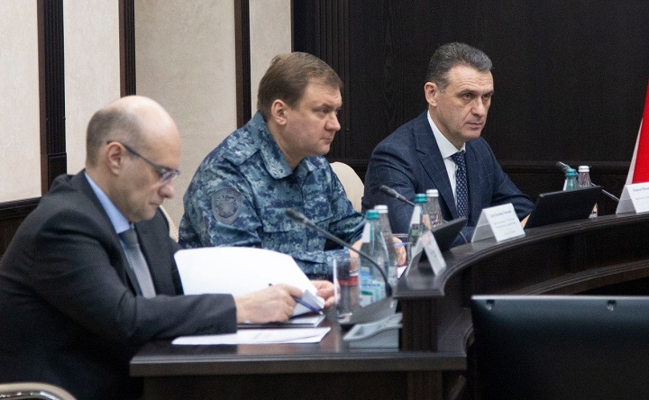 Михаил Корнеев (справа) на заседании оперштаба. Фото министерства региональной политики и массовых коммуникаций Ростовской области