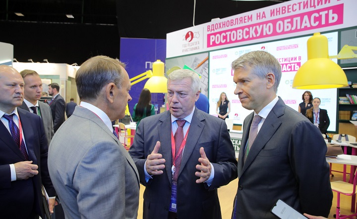 Василий Голубев(в центре) общается с инвесторами. Фото donland.ru