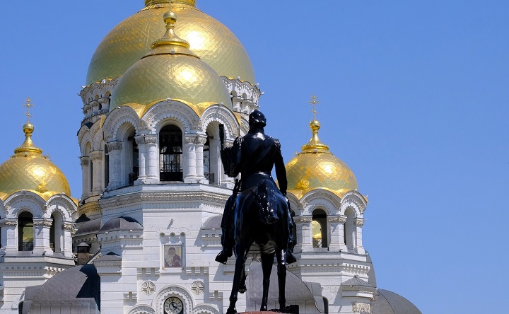 Конный памятник Платову возле площади Ермака. Фото Никиты Сиденина