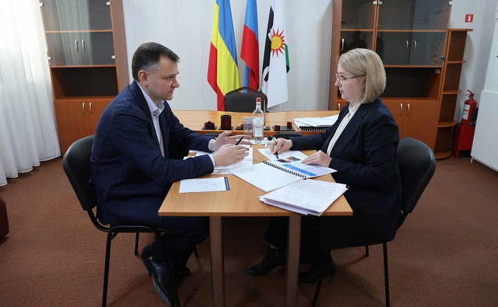 Юрий Слюсарь и глава Целинского района Оксана Косенко. Фото donland.ru