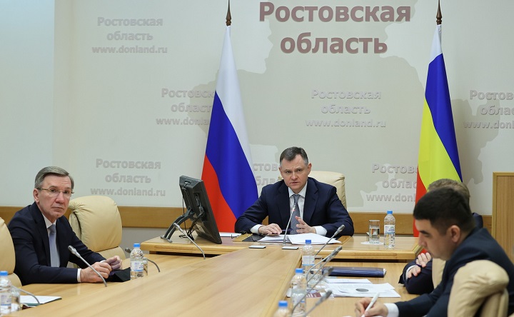 Юрий Слюсарь на оперативном совещании. Фото donland.ru