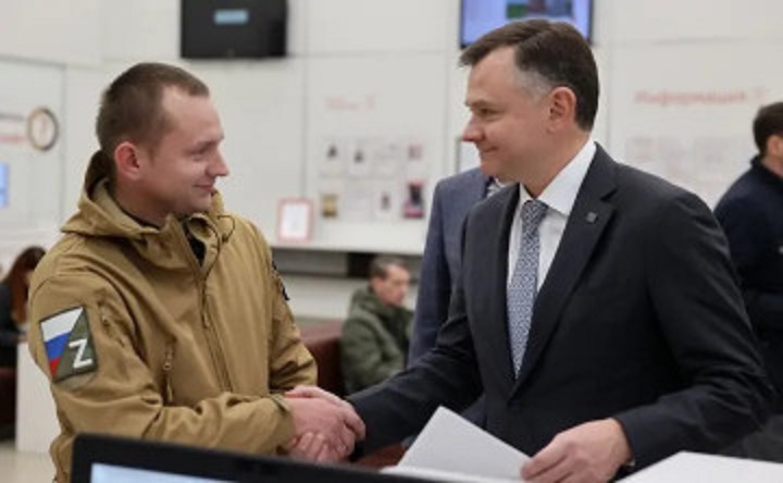 Юрий Слюсарь с участником СВО. Фото donland.ru
