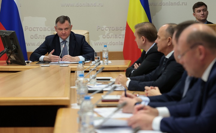 Юрий Слюсарь на оперативном совещании. Фото donland.ru