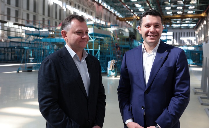 Юрий Слюсарь (слева) и Антон Алиханов на ТАНТК им. Бериева. Фото пресс-службы губернатора