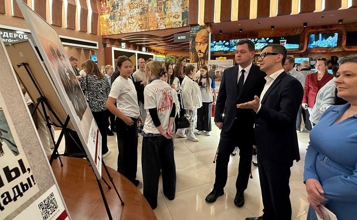 Андрей Фатеев и Владимир Денисов перед премьерой. Фото министерства региональной политики и массовых коммуникаций Ростовской области