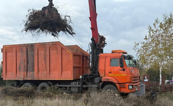 Уборка мусора на кладбище в Азове. Фото министерства региональной политики и массовых коммуникаций