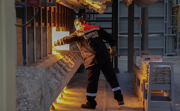 Работа в цеху завода по производству цинковых белил. Фото пресс-службы губернатора Ростовской области