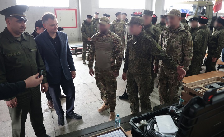 Передача материально-технической помощи. Фото пресс-службы губернатора