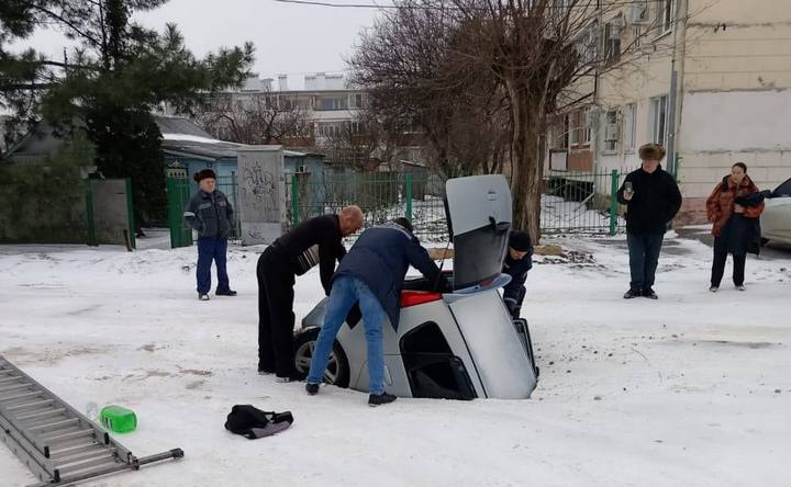Провалившаяся в колодец малолитражка. Фото ТГ «Азов новости и события»