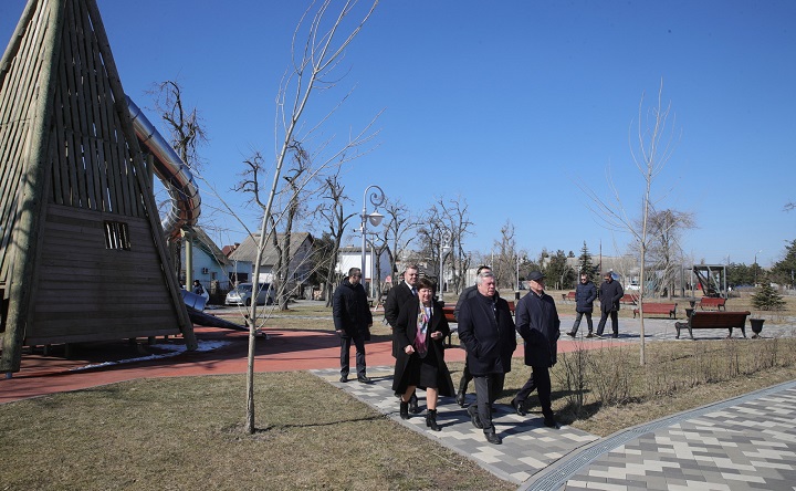 Василий Голубев осматривает детские площадки в парке. Фото пресс-службы губернатора Ростовской области