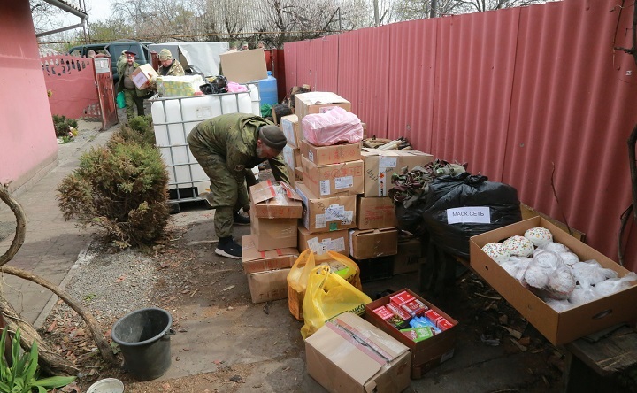 Погрузка гуманитарной помощи. Фото don-kazak.ru.