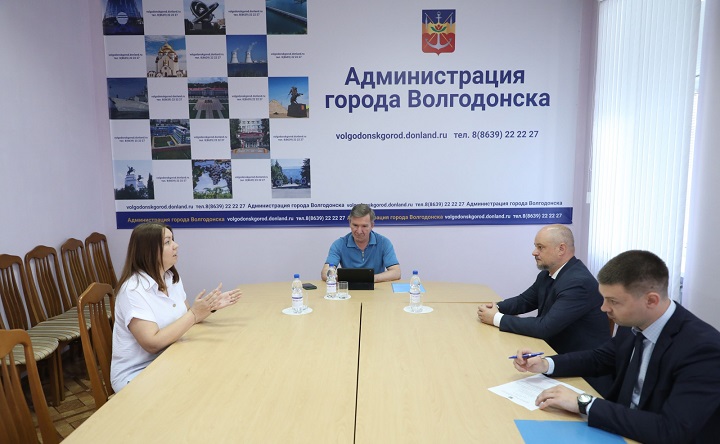 Игорь Гуськов ведёт личный приём. Фото Сергея Родина