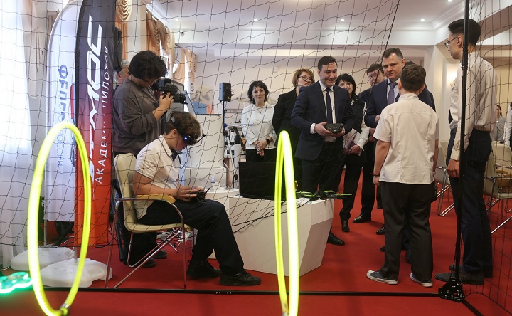 Юрий Слюсарь знакомится с работами юных изобретателей. Фото donland.ru