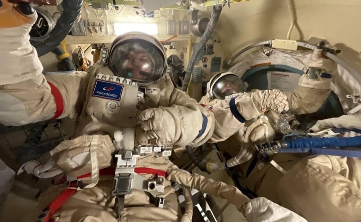 Чуб и Кононенко проверяют скафандры. Фото госкорпорации «Роскосмос»