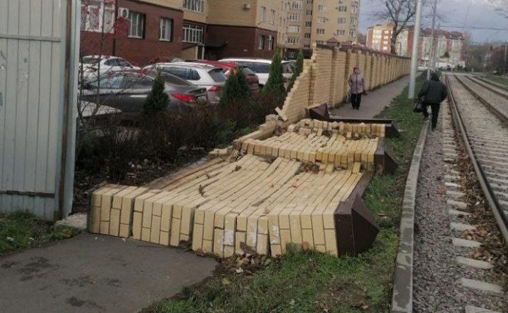 Упавший кирпичный забор, улица Инструментальная. Фото telegram-канала «Мой Таганрог»