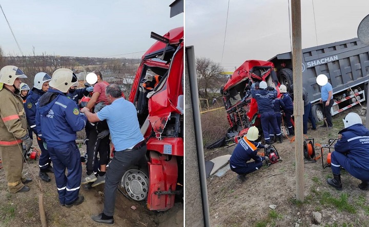 Деблокирование водителя, пострадавшего в ДТП. Фото МКУ «УПЧС Неклиновского района»