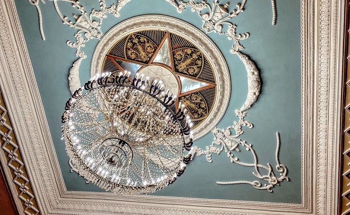 Потолок в стиле сталинского ампира в СКЦ в зале  «Приморский». Фото ruffnews.ru
