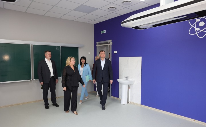 Юрий Слюсарь осматривает школу. Фото пресс-службы губернатора