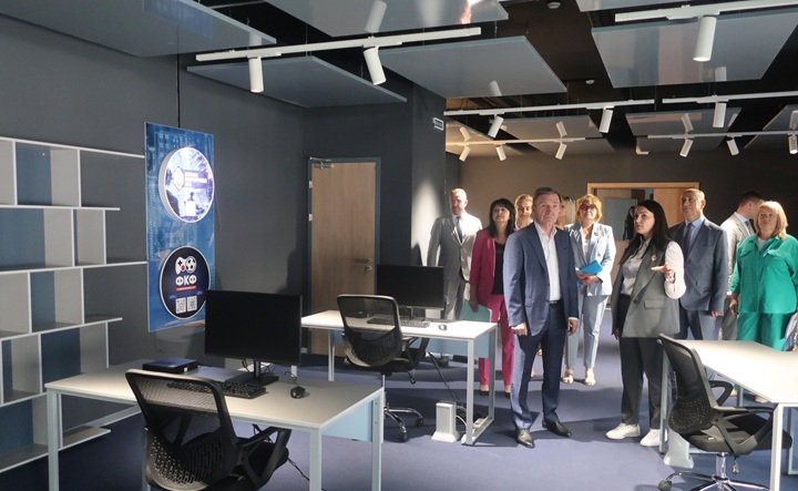 Игорь Гуськов и члены рабочей группы осматривают школу в Суворовском. Фото donlаnd.ru